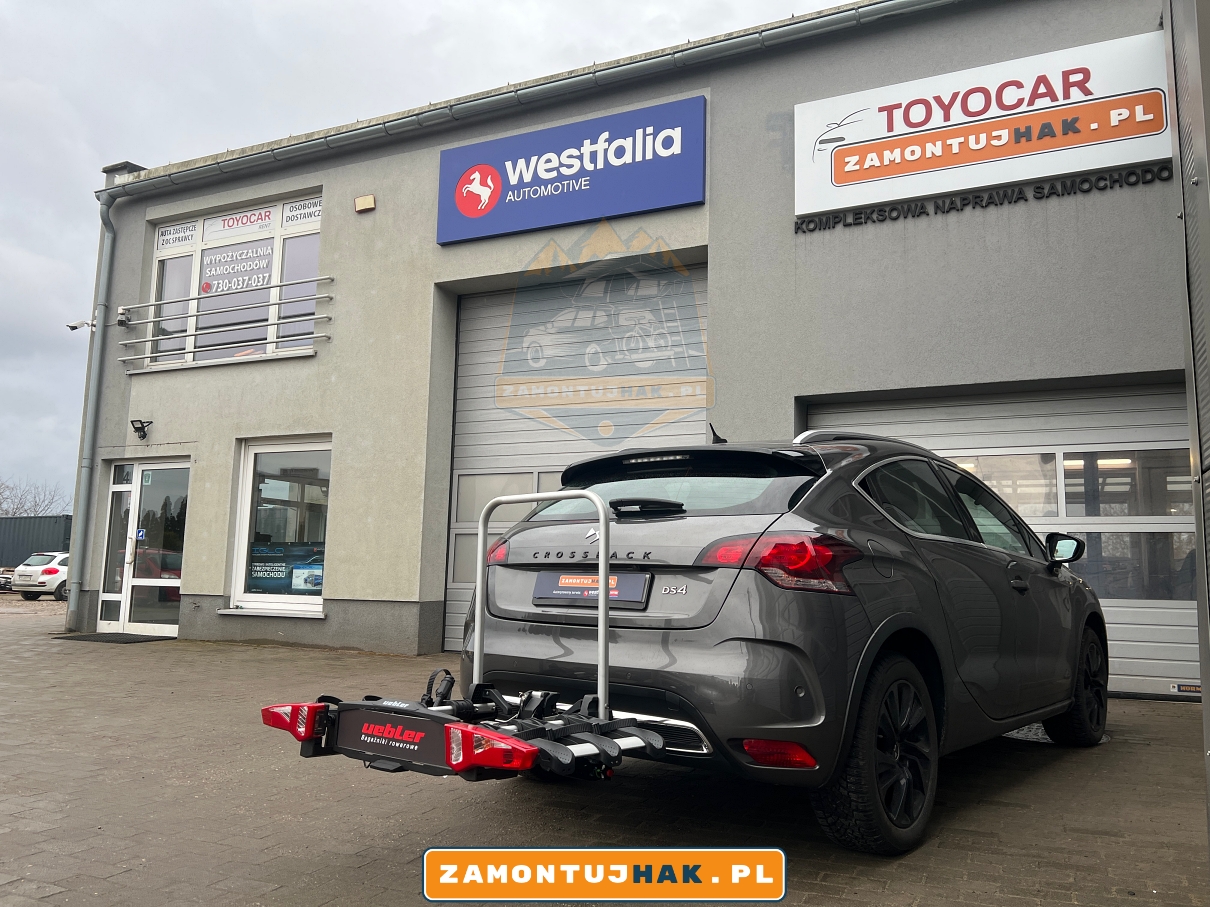 na zdjeciu samochód DS Crosback DS4  z zamontowanym hakiem holowniczym w poznaniu na tle warsztatu samochodowego zamontujhak.pl z platformą rowerową ubeler i31 